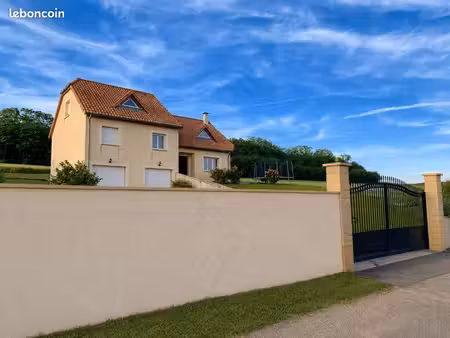 maison individuelle 200 m' - 5 chambres - terrain 2 700 m? - vue dominante