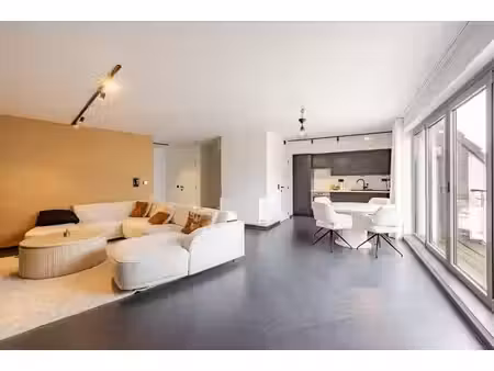 appartement moderne comprenant 3 terrasses et une place de p