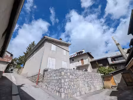2 bâtiments en plein centre d'allos