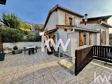 maison louee avec terrain et 2 garages.
