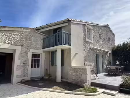charmante charentaise renovée à proximité des commerces