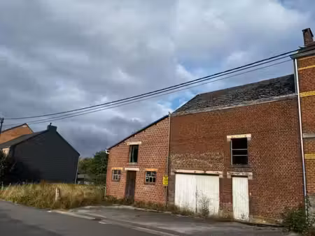 anciens bâtiments de ferme sur beau terrain
