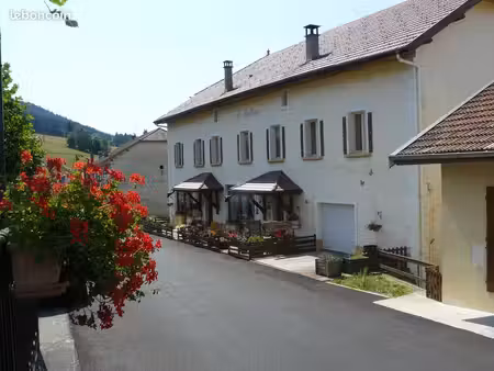 grande bâtisse pour restaurant  chambres d'hôtes  gîtes