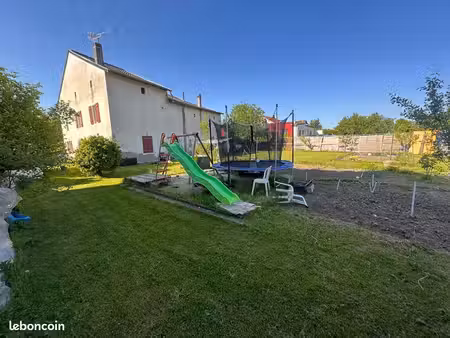 maison individuelle avec grand garage et stockage