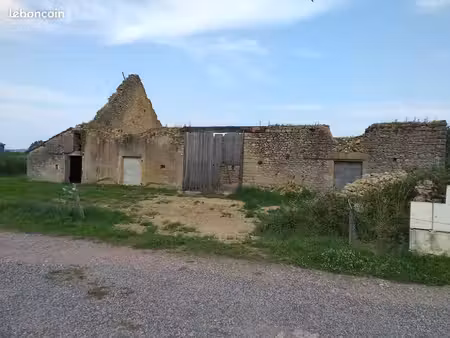 grange en ruine sur terrain
