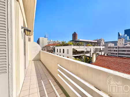 lyon 3e - t3 en dernier étage avec balcon