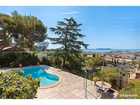 très belle villa sur les hauteurs de carqueiranne