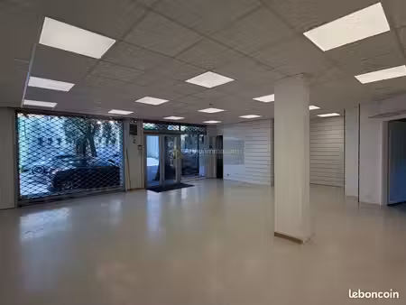 boutique 81 m² fréjus