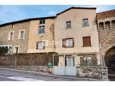 bâtisse en pierre d'environ 354 m2 et un extérieur attenant