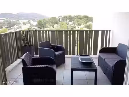 à louer – grand 2 pièces de 55 m² avec grande terrasse et vue sur l’estérel