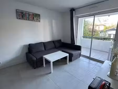 t2 meublé rénové de 36 m² avec terrasse de 14 m² –