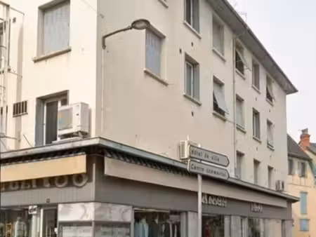 immeuble: local libre (160m2) + 4 appartements déjà loués + grande cave + appt de 80m2 à c