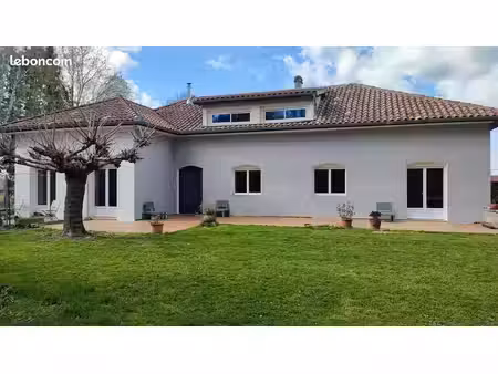 maison familiale avec parc paysagé clôturé de 11156 m²