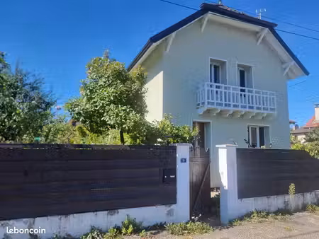 maison 210 m2 au sol  à 5 mn à pied du centre et de la gare de thonon. 7 chambres et 2 sal