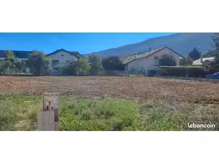 terrain à bâtir viabilisé pour 2 ou 3 maisons proche frontière suisse endroit très calme  