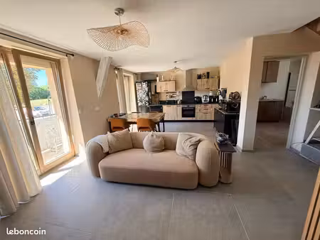 sonnaz – duplex t3 (62 m² carrez / 90 m² au sol) entièrement rénové + balcon  parking & ca