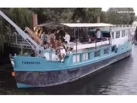 péniche navigante parfaite pour l'évènementiel ou se reposer grâce à son emplacement
