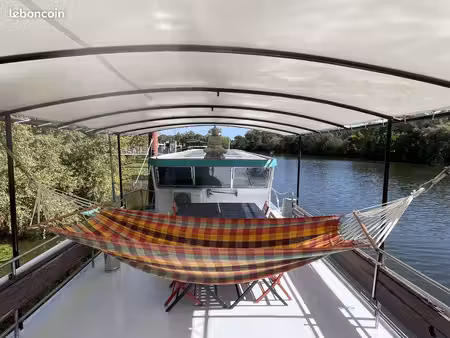 péniche navigante parfaite pour se reposer grâce à son emplacement et bien sure naviguer