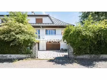 saint-sigismond – une maison de caractère aux volumes généreux