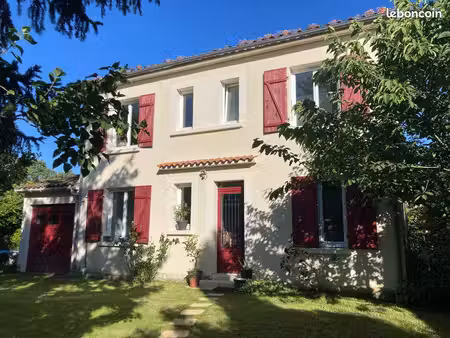 maison avec accès privé à la rivière