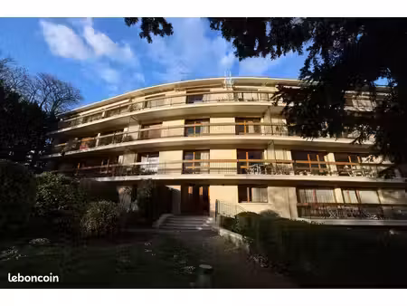 grand deux pièces orienté plein sud avec vue dégagée