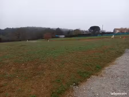 burlats  terrain viabilisé de 899 m²