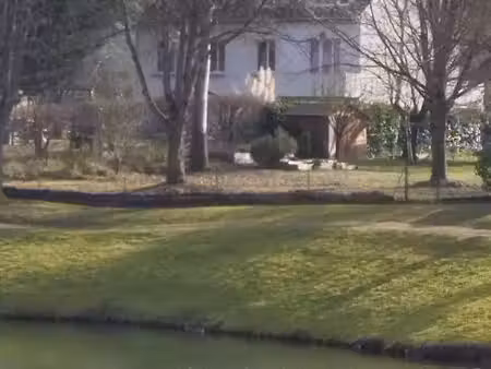 grande maison avec vue sur lac