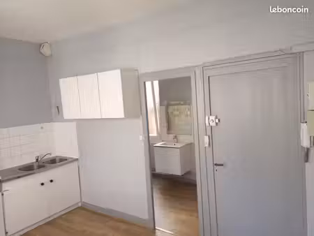 studio plein centre-ville niort : 390