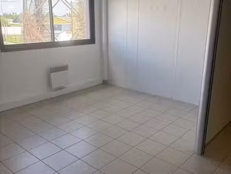 bureau 20 m² à louer – meaux – cuisine équipée & espaces communs