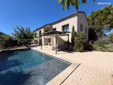 vaste villa avec piscine