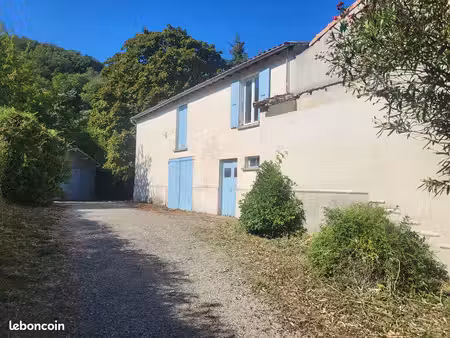 rare  grand bâtiment 160m²  garages  réserve eau 30m 3 sur 1 3 ha sur les hauteurs avec vu