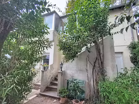 maison de ville   proche rempart  4 chambres et un bureau  avec jardin et parking.