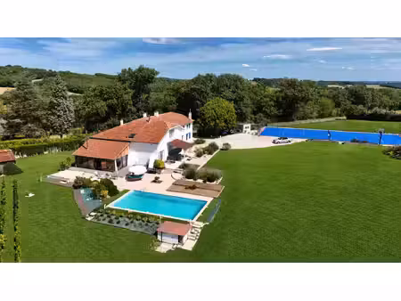corps de ferme rénové avec vue pyrénées  piscine & tennis