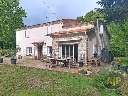 maison dans un parc / forêt