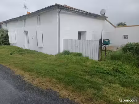 belle charentaise de plain pied avec jardin