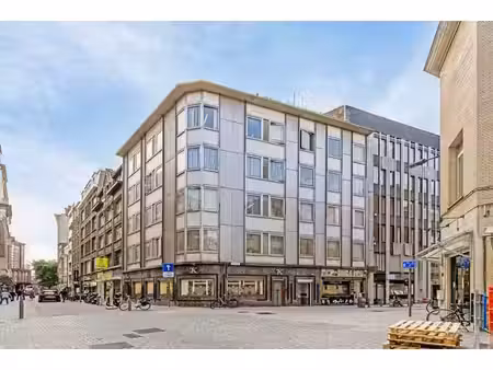 immeuble de bureaux avec magasin dans un emplacement aaa!