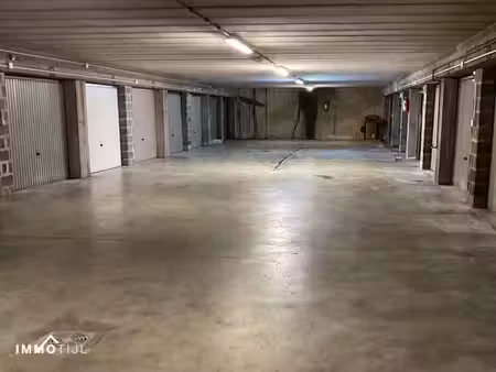garage fermé au centre d'asse !