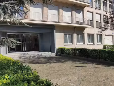 bureau de ± 70 m² à louer – châtelain – parkings disponibles