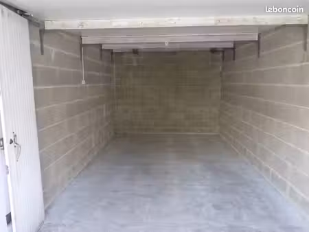 garage fermé (box stockage mobilier parking) centre ville vannes 20 m2 ou 40 m3 (6.55 x 3.