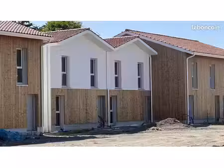 maison neuve plein centre village