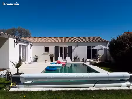 maison de plain-pied de 160m2 . piscine chauffée. terrain 1000m2