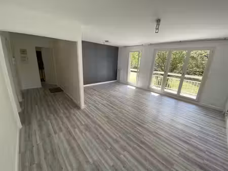 angers sud : appartement lumineux  rénové avec goût  balcon