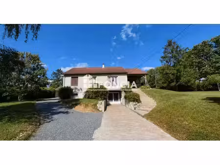 maison familiale avec piscine  sous-sol complet et 1 400 m² de terrain