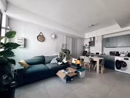 maison de ville sur 3 niveaux  62m²  2 chambres et une pièce  cave