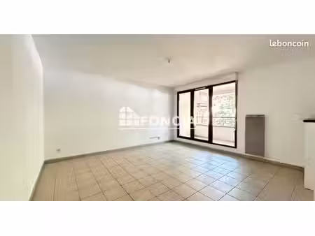 spacieux t2 avec terrasse et parking