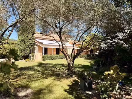 villa sur 2 niveaux d'environ 150 m² avec piscine