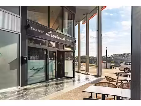 spacieux commerce avec deux terrasses et potentiel locatif!