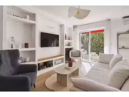 appartement t3/4 rénové de 84.3 m2 avec cave et terrasse dans résidence sécurisée