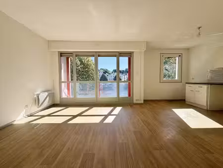 appartement f2 de 47 m² avec vue imprenable sur les quais à é