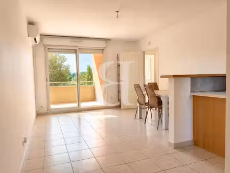 appartement avec terrasse et stationnement proche du centre de l